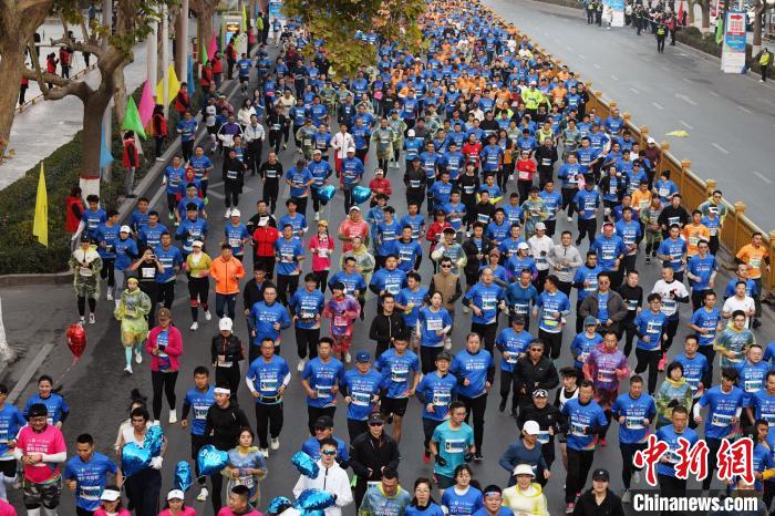 2023喀什马拉松开启：人民广场汇聚万名跑友，丈