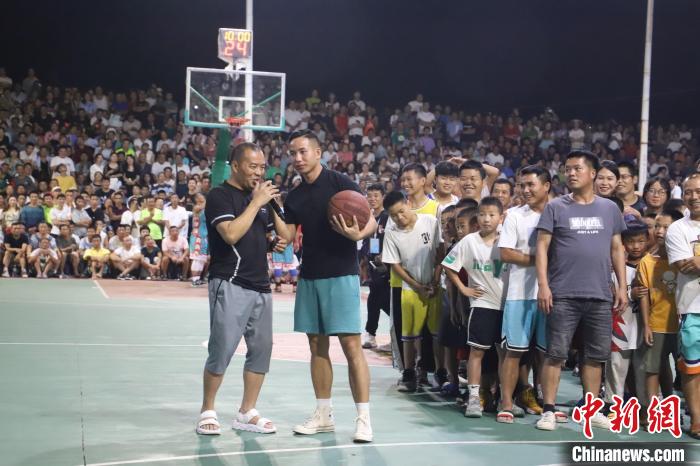 以“村”字头体育为镜：贵州村BA与村超