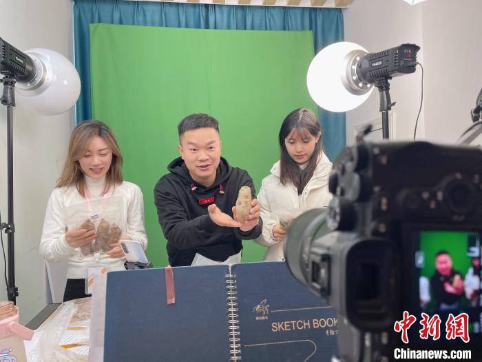 以“村”字头体育为镜：贵州村BA与村超照亮乡村