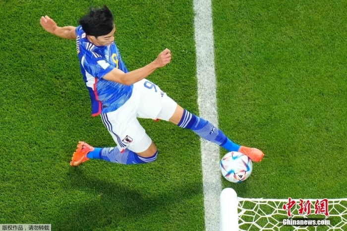 日本队2-1逆转西班牙头名出线 争议进球成焦点