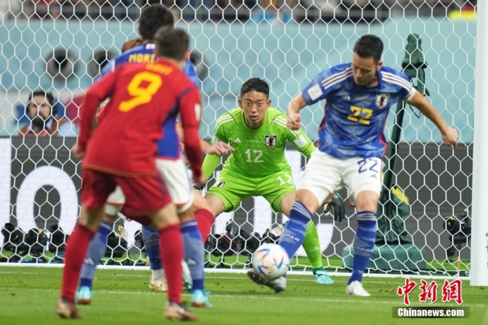 日本队2-1逆转西班牙头名出线 争议进球成焦点