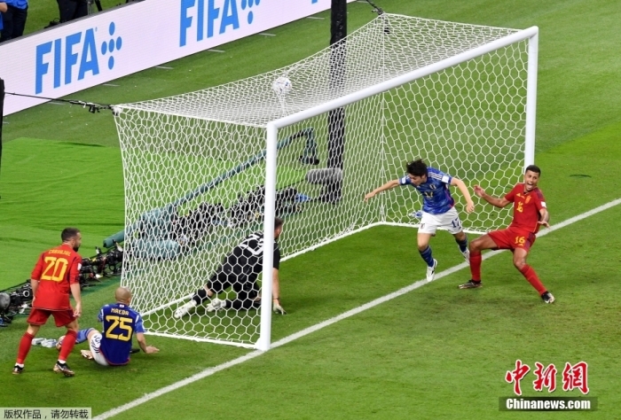 日本队2-1逆转西班牙头名出线 争议进球成焦点
