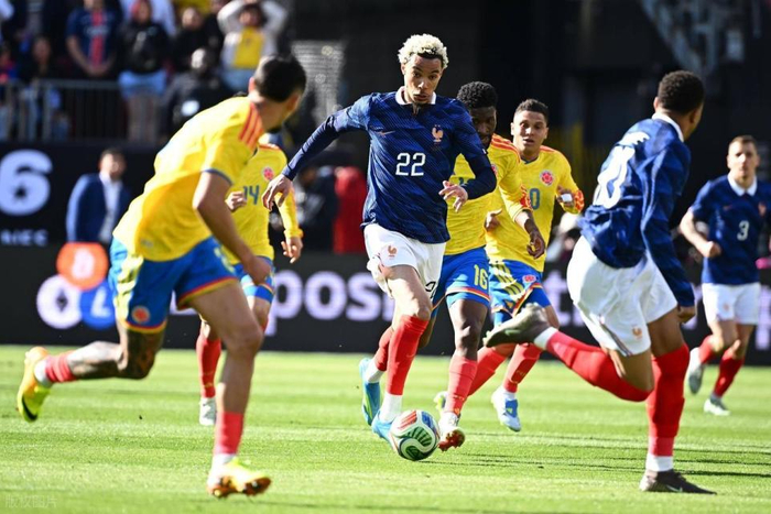 埃基蒂克热身赛三度错失良机引队友不满 周边球