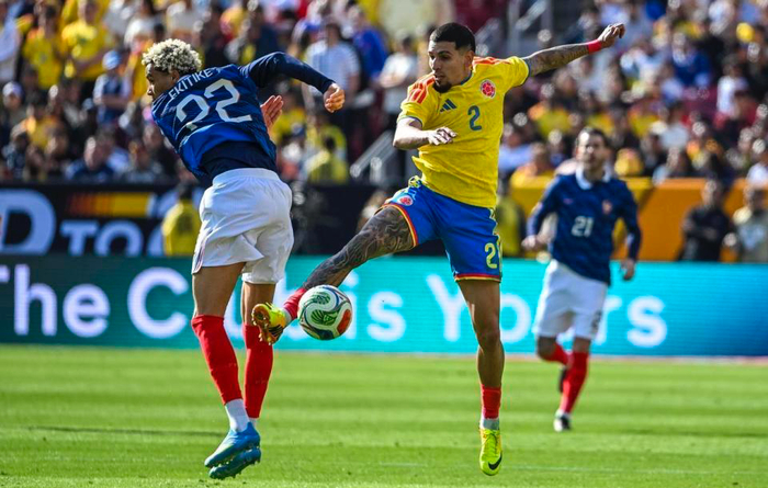 埃基蒂克热身赛三度错失良机引队友不满 周边球