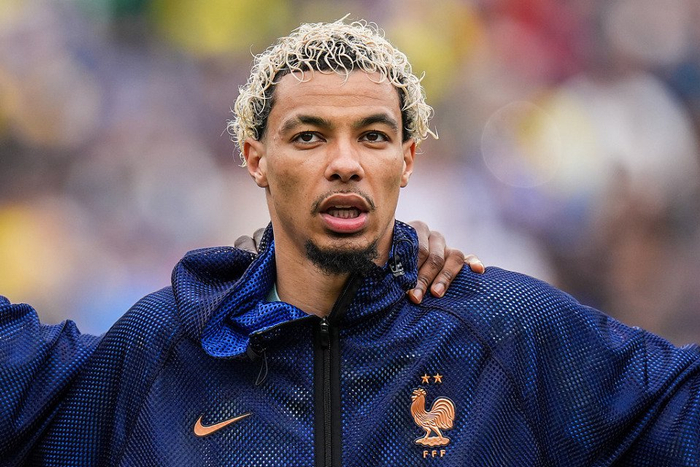 埃基蒂克热身赛三度错失良机引队友不满 周边球