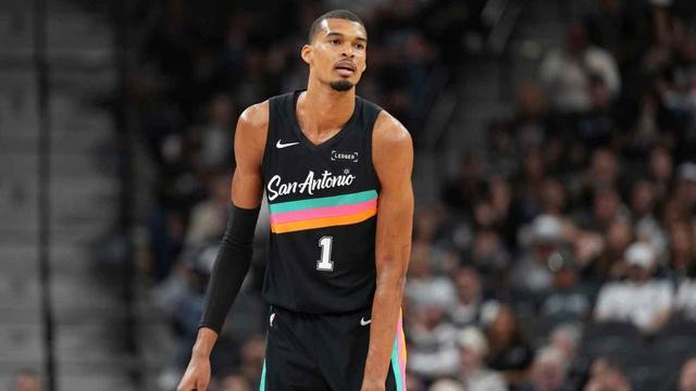 文班亚马季后赛首秀大爆发 马刺轻取开拓者获开