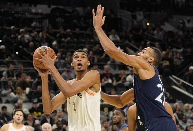 NBA季后赛八强诞生 76人逆转绿军掘金爆冷出局